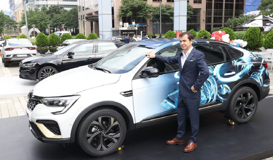 31일 오전 서울 중구 프레스센터에 마련된 르노시티로드쇼 행사장에서 스테판 드블레즈 르노코리아자동차 대표이사가 포즈를 취하고 있다. 연합뉴스